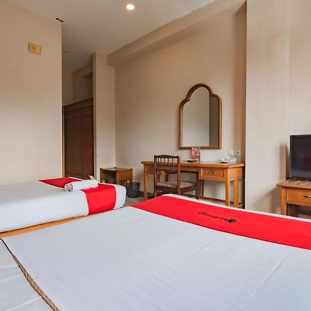 Отель Reddoorz Near Institut Teknologi Bandung 2 Экстерьер фото