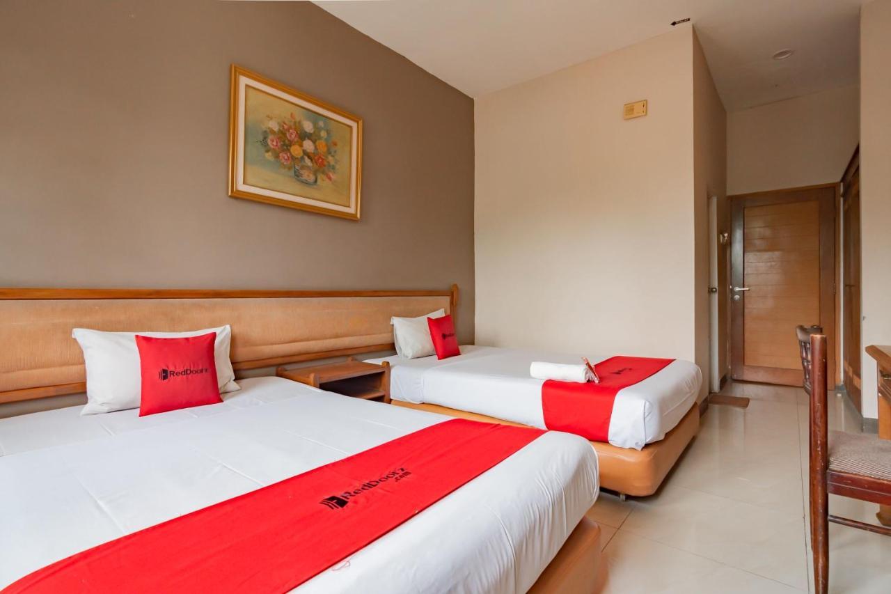 Отель Reddoorz Near Institut Teknologi Bandung 2 Экстерьер фото