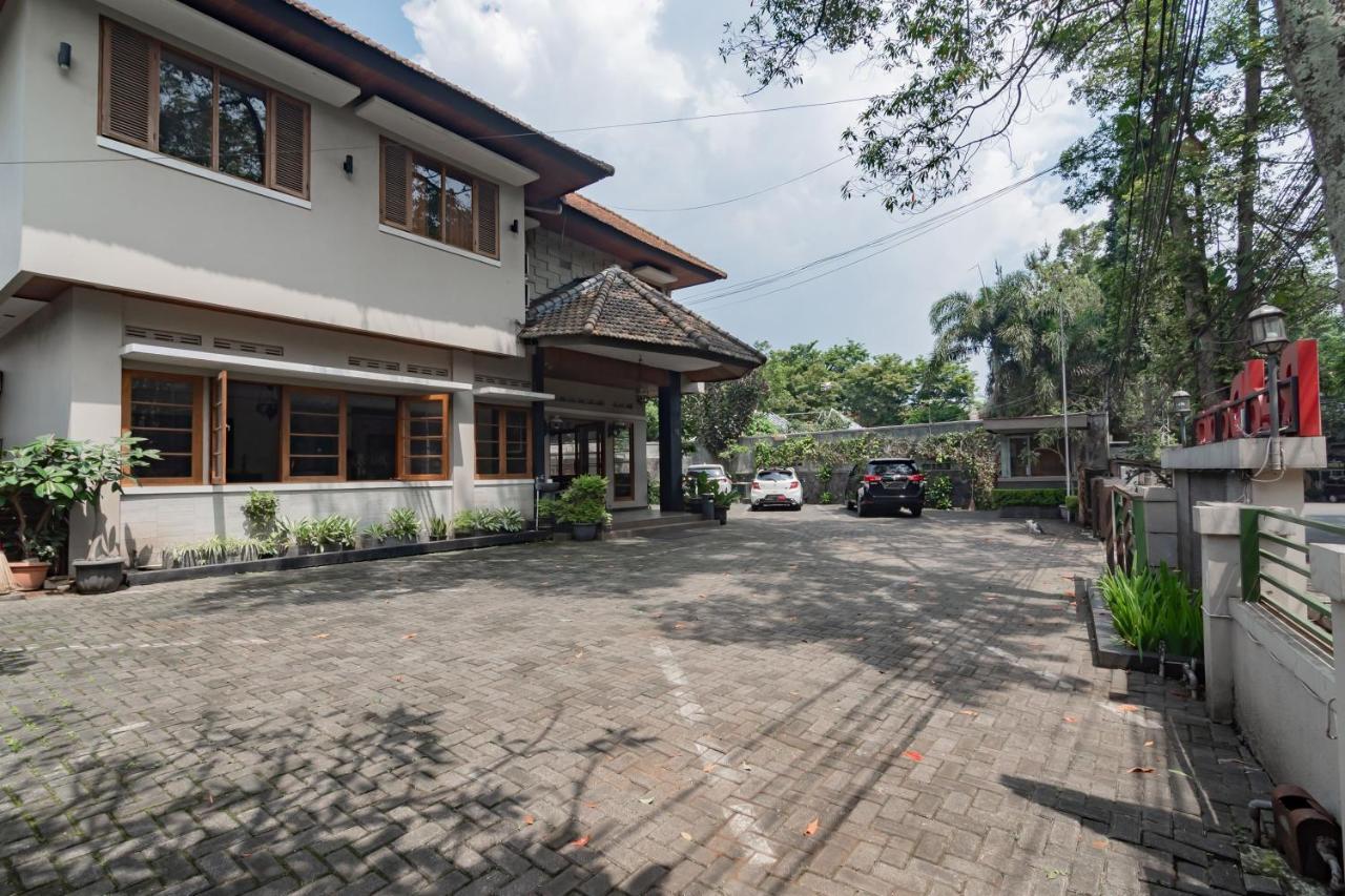 Отель Reddoorz Near Institut Teknologi Bandung 2 Экстерьер фото