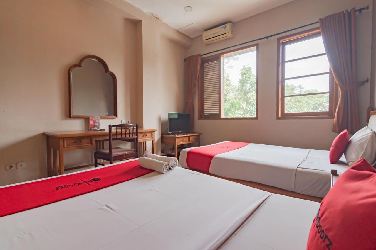 Отель Reddoorz Near Institut Teknologi Bandung 2 Экстерьер фото