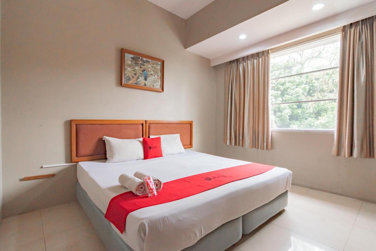 Отель Reddoorz Near Institut Teknologi Bandung 2 Экстерьер фото