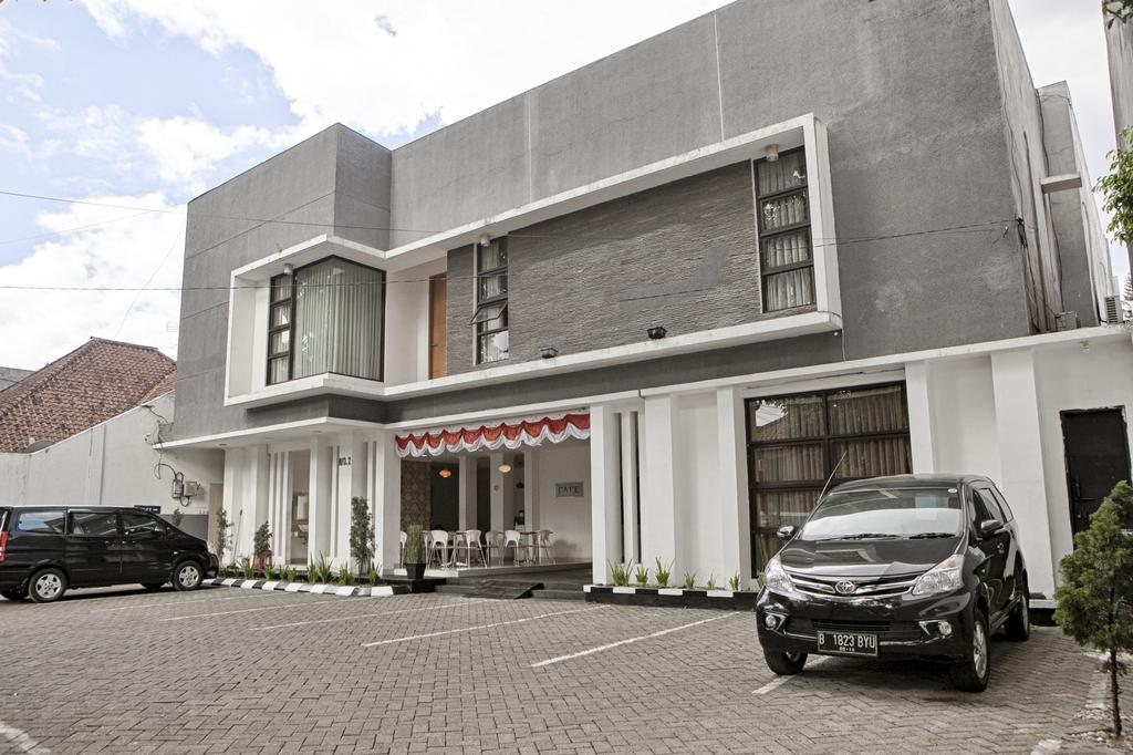 Отель Reddoorz Near Institut Teknologi Bandung 2 Экстерьер фото