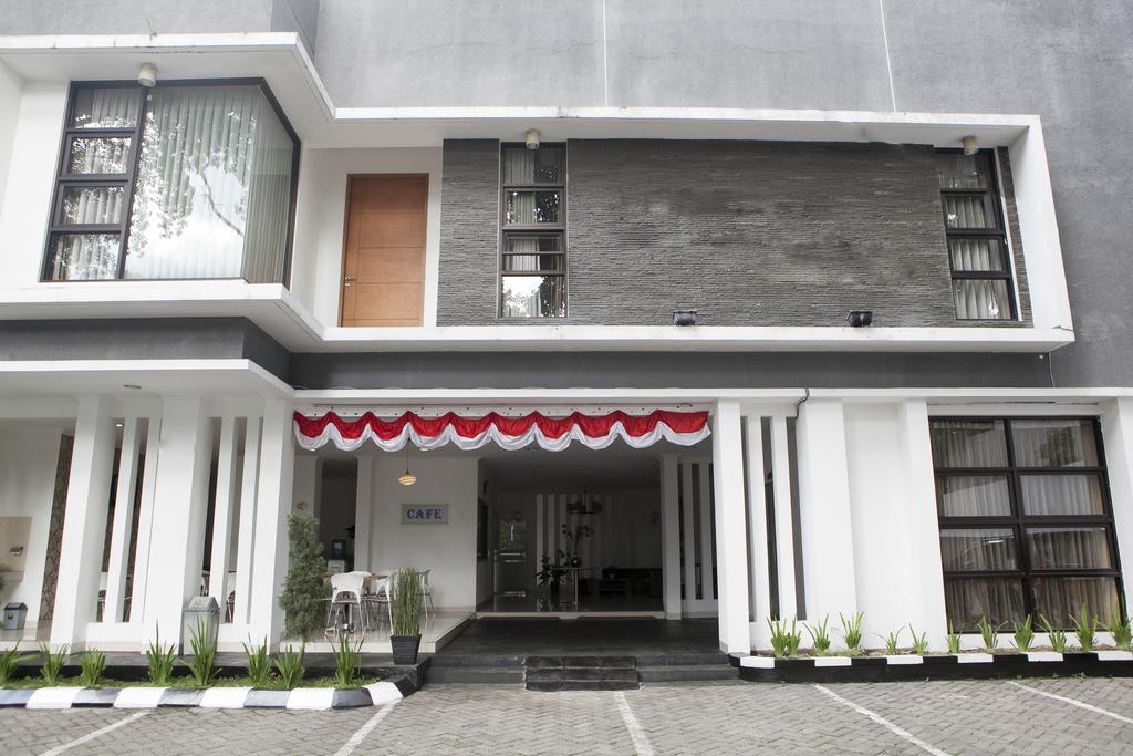 Отель Reddoorz Near Institut Teknologi Bandung 2 Экстерьер фото