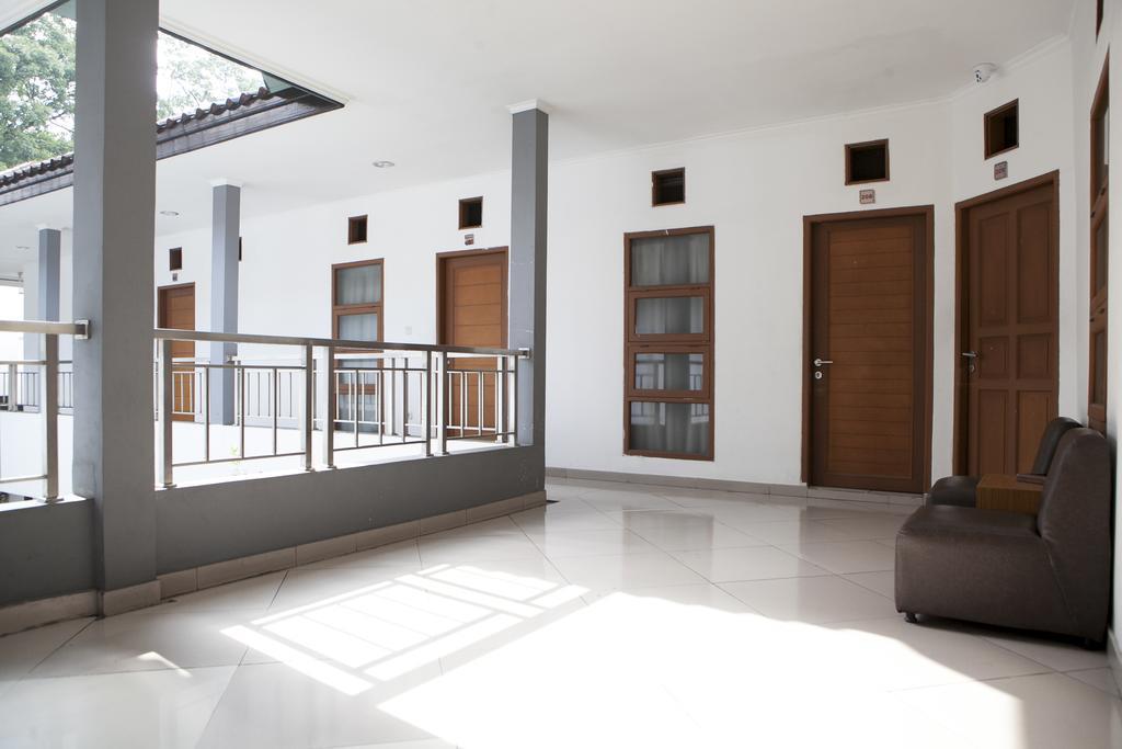 Отель Reddoorz Near Institut Teknologi Bandung 2 Экстерьер фото