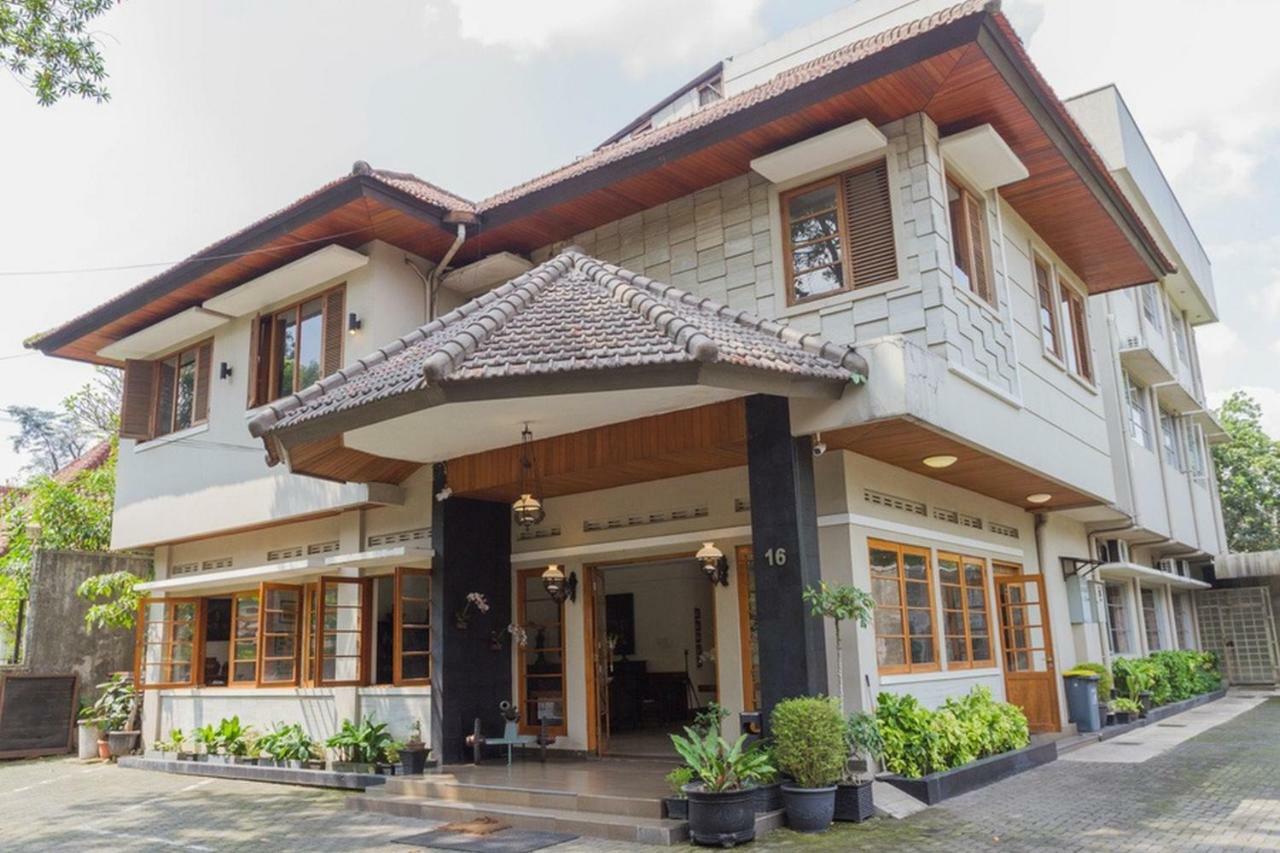 Отель Reddoorz Near Institut Teknologi Bandung 2 Экстерьер фото